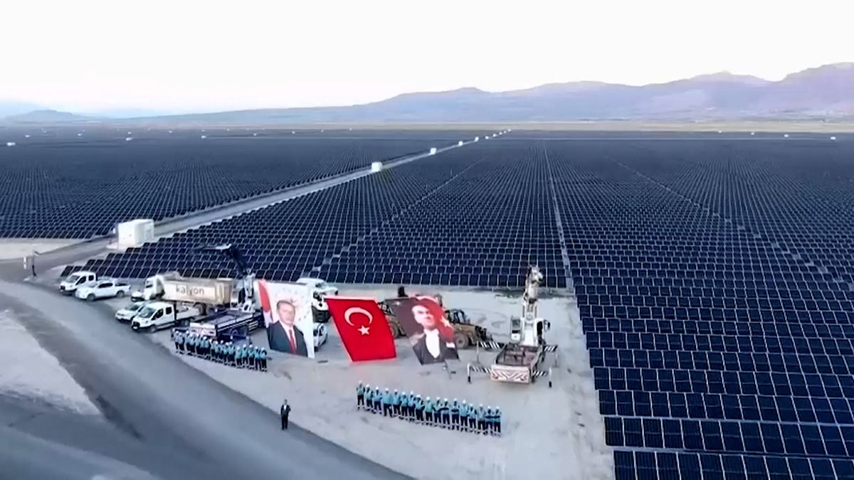 Jako 2800 fotbalových hřišť. Erdogan před volbami otevřel monstrózní solární elektrárnu